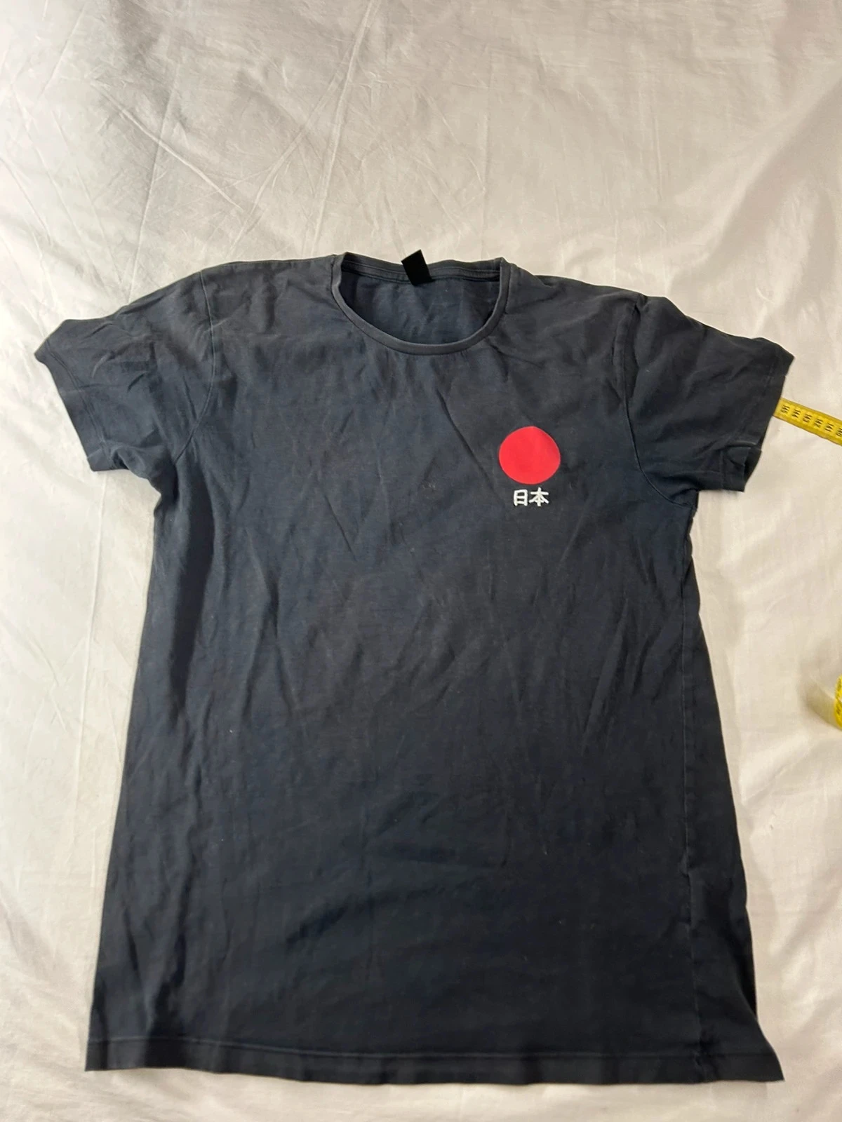 T-shirt preto com estampa vermelha vintage – photo 2
